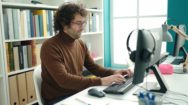 Young Hispanic Man Student Using Computer Studying Library University — Stok fotoğraf