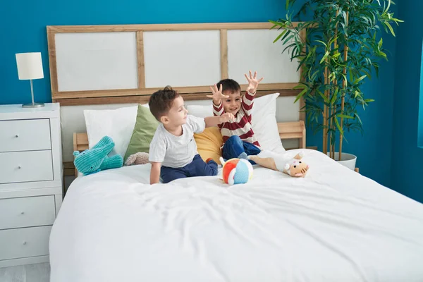 Dos Niños Sonriendo Confiados Sentados Cama Dormitorio — Foto de Stock