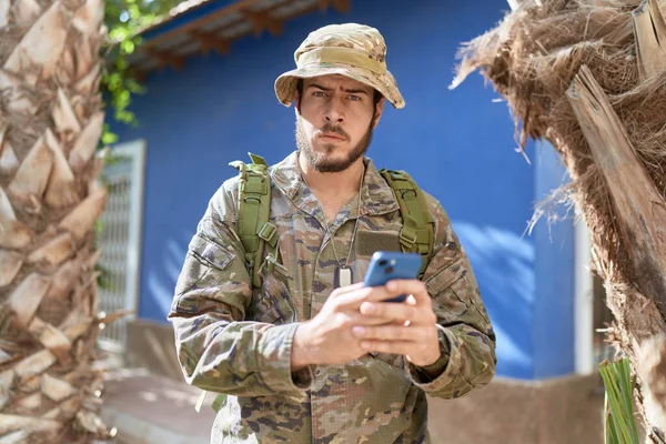 Młody Hiszpan Mundurze Żołnierza Używający Smartfona Parku — Zdjęcie stockowe