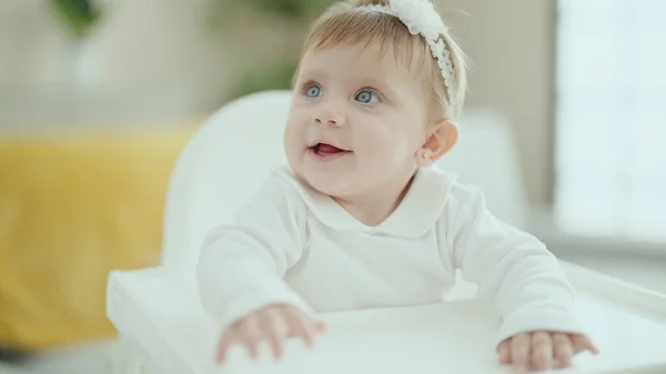 Adorable Bebé Rubio Sonriendo Confiado Sentado Trona Casa — Foto de Stock