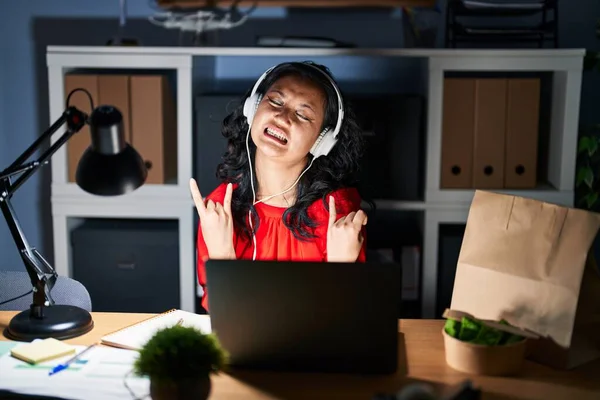 Young Asian Woman Working Office Laptop Night Shouting Crazy Expression — Foto de Stock