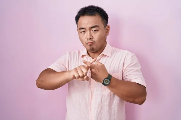 Tânărul Chinez Picioare Fundal Roz Respingere Expresie Încrucișare Degete Face — Fotografie, imagine de stoc