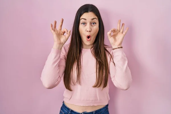 Young Brunette Woman Standing Pink Background Looking Surprised Shocked Doing — 图库照片