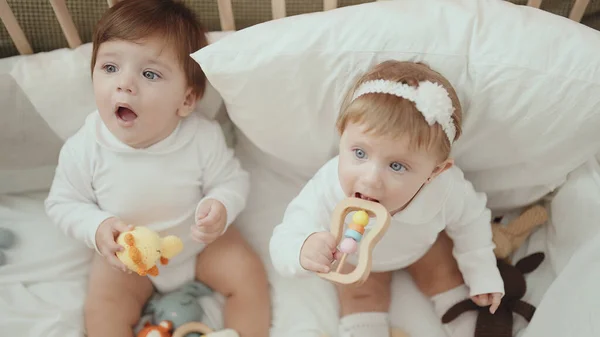 Zwei Entzückende Babys Saugen Spielzeug Auf Wiege Schlafzimmer — Stockfoto