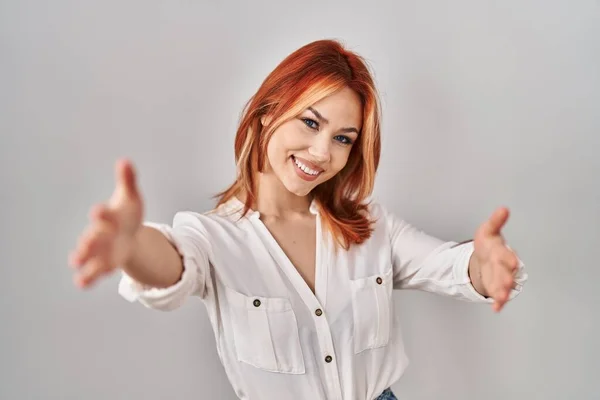 Young Caucasian Woman Standing Isolated Background Looking Camera Smiling Open — Stock Photo, Image