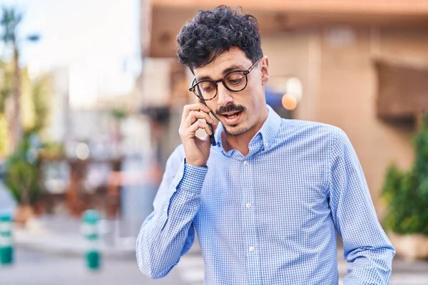 Young Caucasian Man Talking Smartphone Serious Expression Street — Φωτογραφία Αρχείου