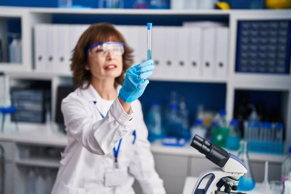 中年女性科学者保持試験管で実験室 — ストック写真