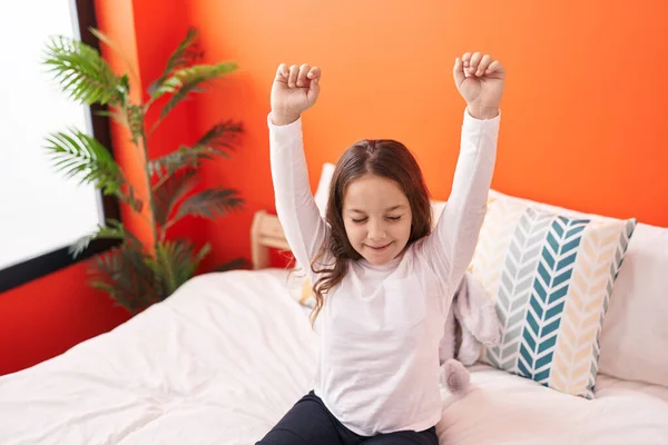 Sevimli Spanyol Kız Yatak Odasında Kollarını Açarak Uyanıyor — Stok fotoğraf