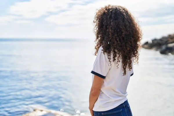 Νεαρή Ισπανίδα Που Στέκεται Στην Πίσω Όψη Στην Παραλία — Φωτογραφία Αρχείου