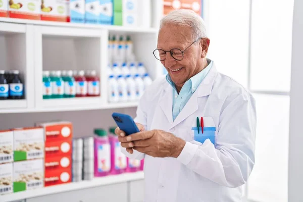 Senior Grey Haired Man Pharmacist Using Smartphone Pharmacy — Stock Photo, Image
