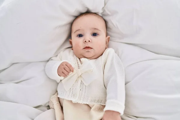 Schattige Baby Ontspannen Liggend Bed Slaapkamer — Stockfoto