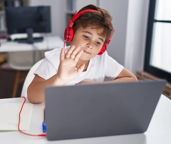 Bilgisayar Kullanan Sevimli Spanyol Çocuk Sınıfta Uzun Mesafe Eğitimi Alıyor — Stok fotoğraf