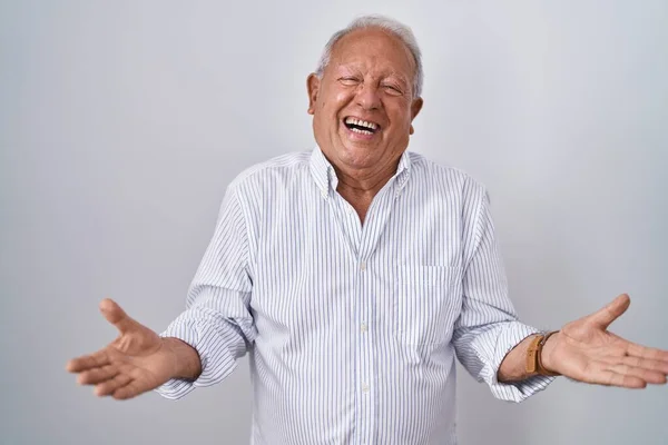 Uomo Anziano Con Capelli Grigi Piedi Sfondo Isolato Sorridente Allegro — Foto Stock
