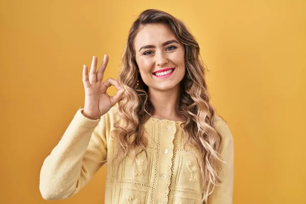 Young Caucasian Woman Standing Yellow Background Smiling Positive Doing Sign — Stock Photo, Image