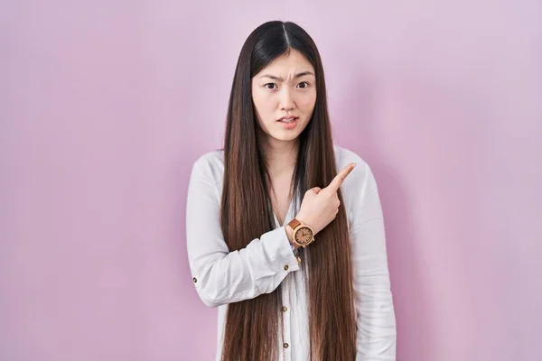 Chinese Young Woman Standing Pink Background Pointing Aside Worried Nervous — Stock Photo, Image