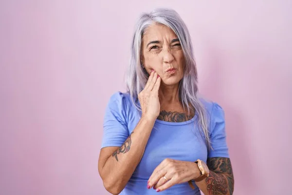 Mujer Mediana Edad Con Tatuajes Pie Sobre Fondo Rosa Tocando — Foto de Stock