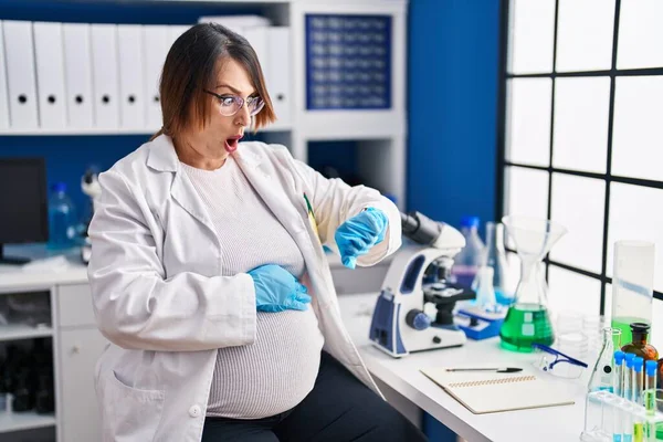 Pregnant Woman Working Scientist Laboratory Looking Watch Time Worried Afraid —  Fotos de Stock