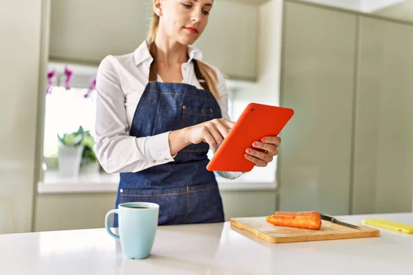 Young Blonde Woman Using Touchpad Kitchen — Stock Photo, Image