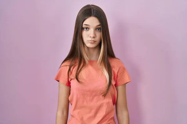 Teini Tyttö Seisoo Vaaleanpunainen Tausta Masentunut Huoli Ahdistusta Itku Vihainen — kuvapankkivalokuva