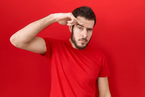 Gündelik Kırmızı Tişört Giyen Genç Spanyol Adam Alnındaki Sivilceden Mutsuz — Stok fotoğraf