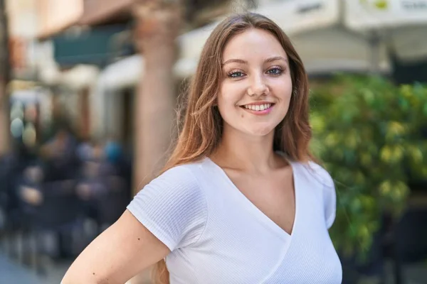 Young Blonde Woman Smiling Confident Standing Street — ストック写真