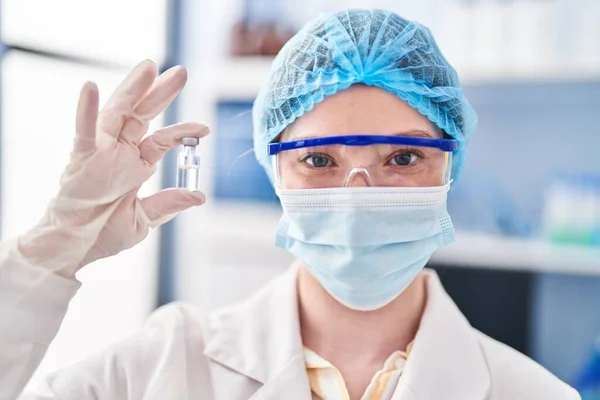 Junge Blonde Frau Wissenschaftleruniform Und Medizinischer Maske Mit Covid Impfdosis — Stockfoto
