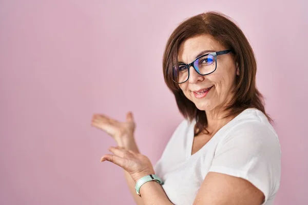 Middle Age Hispanic Woman Standing Pink Background Inviting Enter Smiling — ストック写真