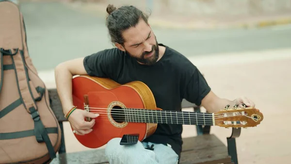 Jovem Músico Hispânico Tocando Guitarra Clássica Sentado Banco Rua — Fotografia de Stock