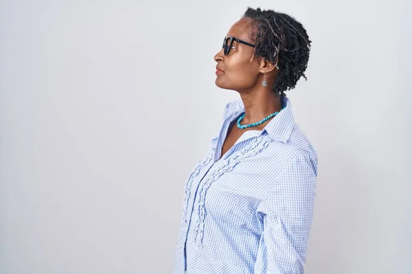 Beyaz Arka Plan Üzerinde Duran Afrikalı Kadın Gözlük Takıyor Yan — Stok fotoğraf
