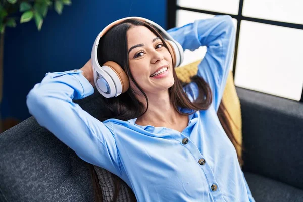 Wanita Cantik Hispanik Mendengarkan Musik Santai Sofa Rumah — Stok Foto