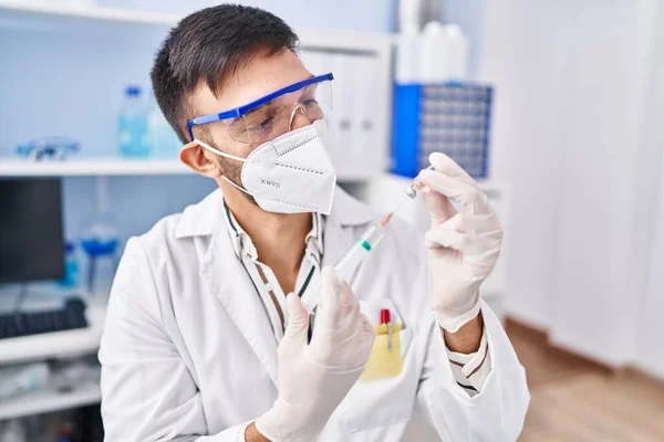 Jovem Cientista Hispânico Usando Máscara Médica Segurando Vacina Vívida Laboratório — Fotografia de Stock