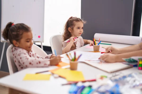 Two Kids Preschool Students Sitting Table Drawing Paper Classroom — Stock Fotó