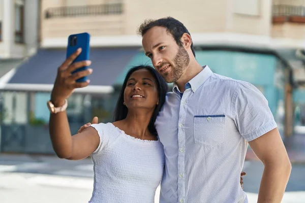Man Vrouw Interraciale Paar Maken Selfie Door Smartphone Straat — Stockfoto