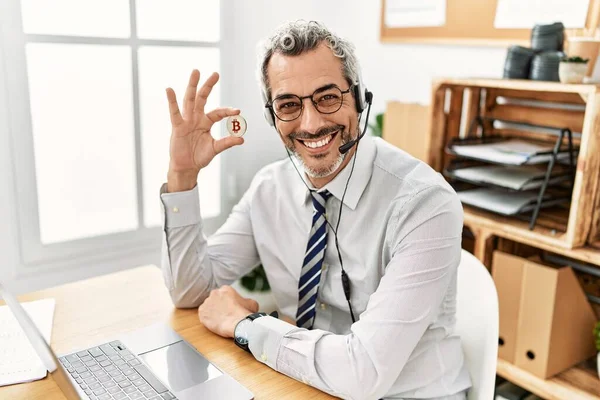 Middle Age Grey Haired Man Call Center Agent Smiling Confident — ストック写真