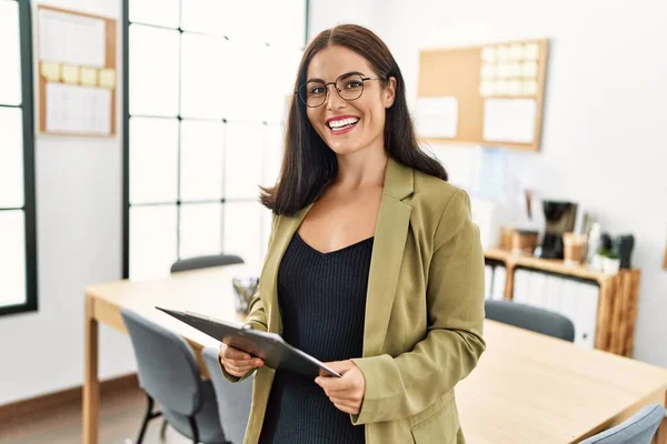Genç Güzel Spanyol Bir Kadını Ofiste Elinde Bir Panoyla Gülümsüyor — Stok fotoğraf