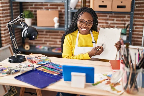 African American Woman Artist Having Online Paint Lesson Art Studio — Stok fotoğraf