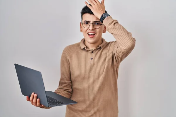 Non Binary Person Using Computer Laptop Surprised Hand Head Mistake — Stock Photo, Image