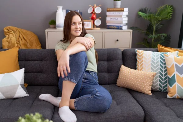 Young Beautiful Woman Smiling Confident Sitting Sofa Home — Photo