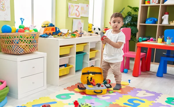 Entzückendes Hispanisches Kleinkind Spielt Kindergarten Mit Handsäge Spielzeug — Stockfoto