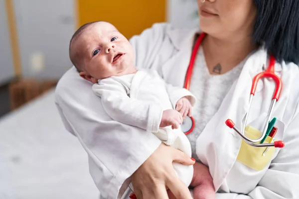 Klinikte Doktor Kollarında Sevimli Beyaz Bebek — Stok fotoğraf
