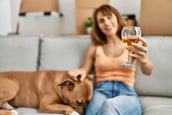 Jovem Caucasiana Bebendo Vinho Sentado Sofá Com Cão Casa — Fotografia de Stock
