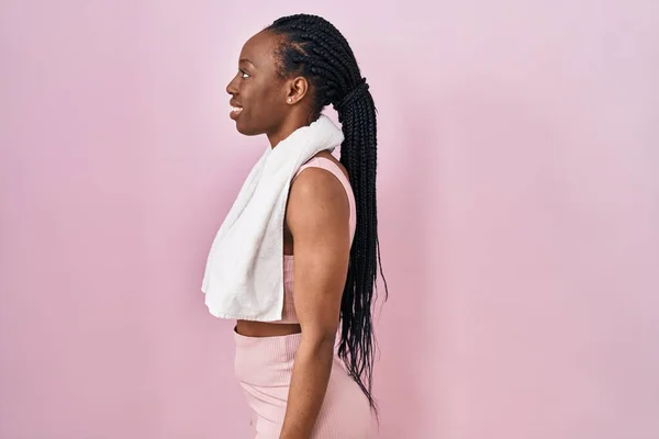 Beautiful Black Woman Wearing Sportswear Towel Pink Background Looking Side — Stock fotografie