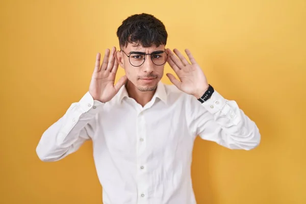 Young Hispanic Man Standing Yellow Background Trying Hear Both Hands — Stock Photo, Image