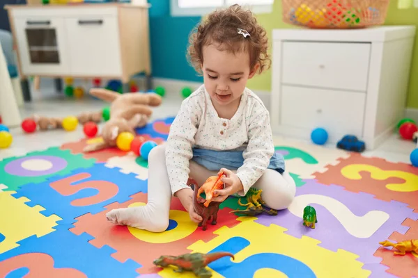 유치원 바닥에 장난감을 가지고 스러운 잠꾸러기 — 스톡 사진