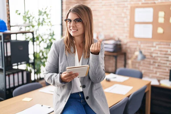 히스패닉 여성은 사무실에서 안경을 손으로 만지고 백만장자 사업을 요구하며 일하고 — 스톡 사진