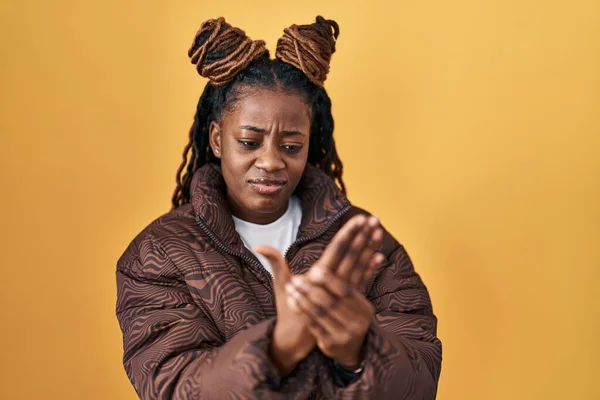 African Woman Braided Hair Standing Yellow Background Suffering Pain Hands — Stock fotografie