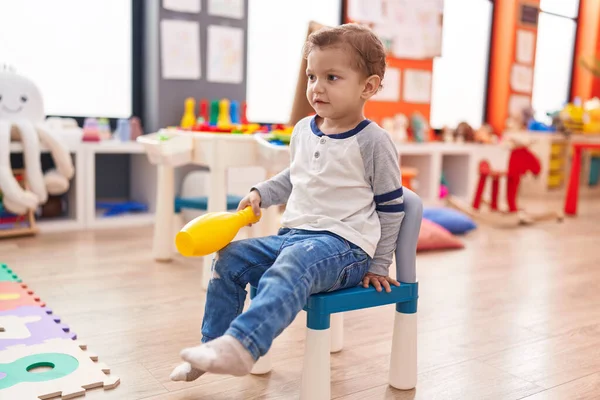 Adorável Menino Caucasiano Jogando Com Pino Boliche Sentado Cadeira Jardim — Fotografia de Stock