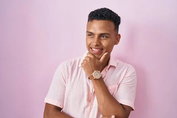 Young Hispanic Man Standing Pink Background Looking Confident Camera Smiling — ストック写真