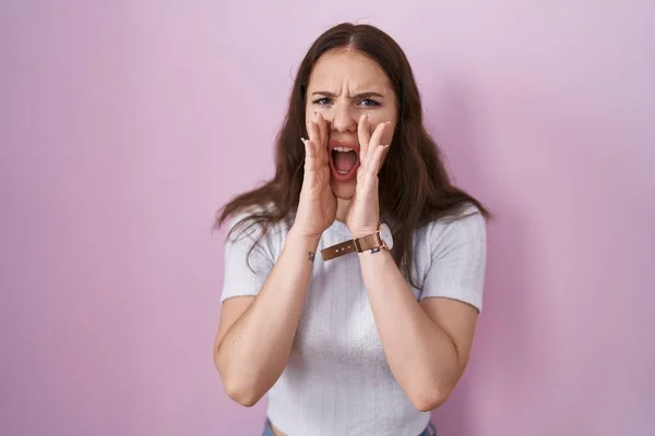 Young Hispanic Girl Standing Pink Background Shouting Angry Out Loud — Stockfoto