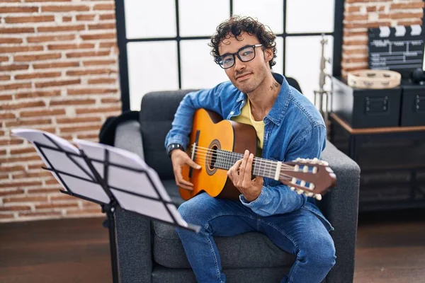 Genç Spanyol Müzisyen Müzik Stüdyosunda Klasik Gitar Çalıyor — Stok fotoğraf